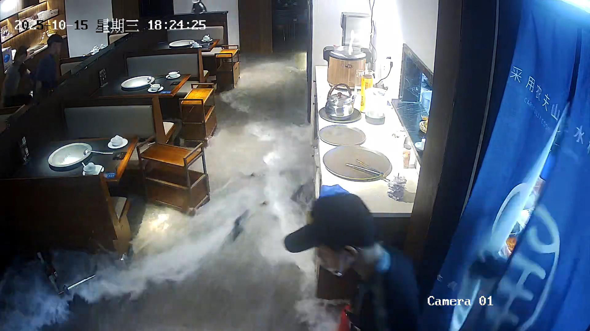 Chaos Unleashed: Giant Fish Tank Shatters at Fuzhou Restaurant, Leaving Dining Area in Disarray
