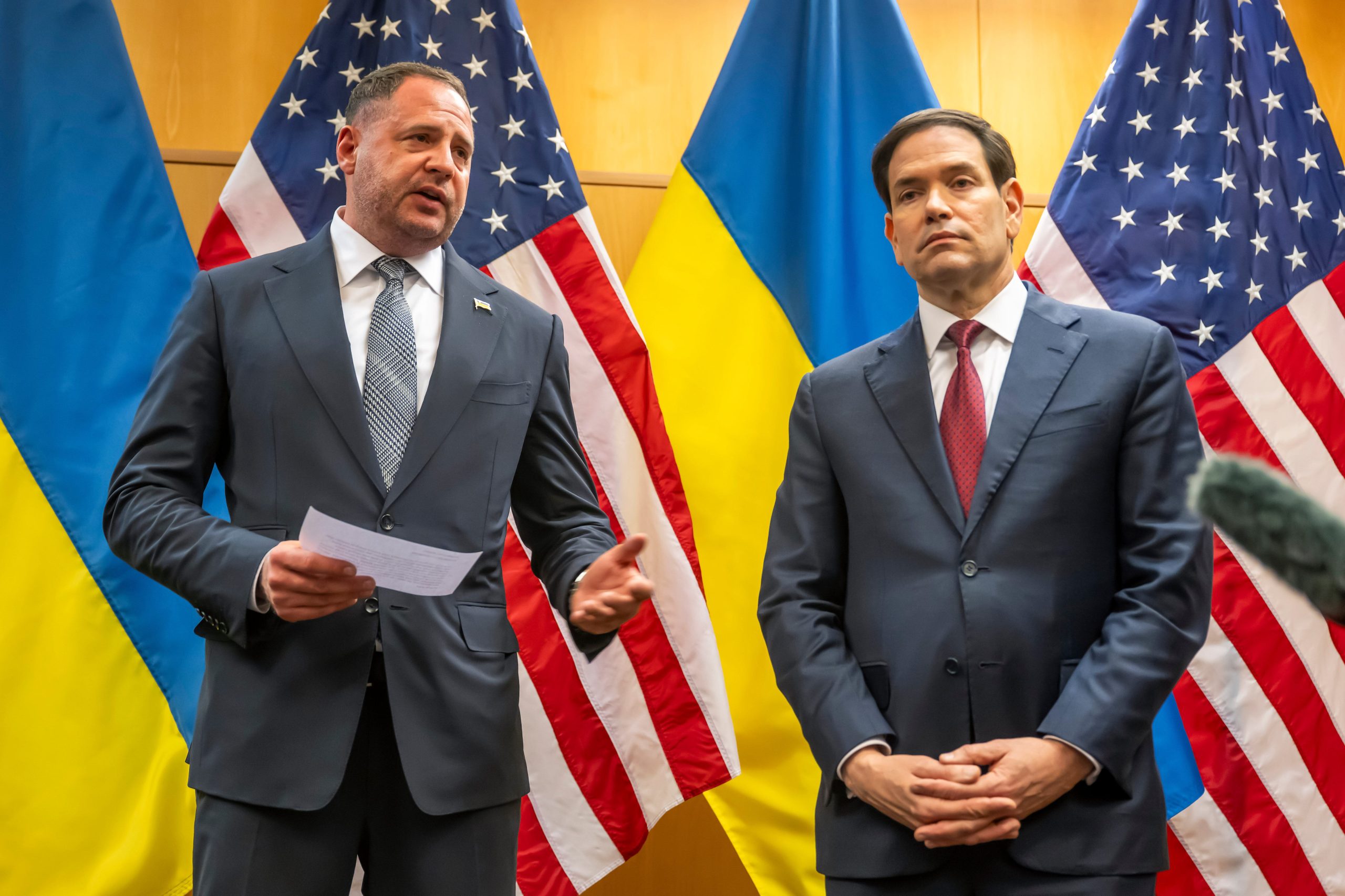 US Pushes for Peace Deal Before Security Guarantees, Says Kiev Must Abandon Red Lines