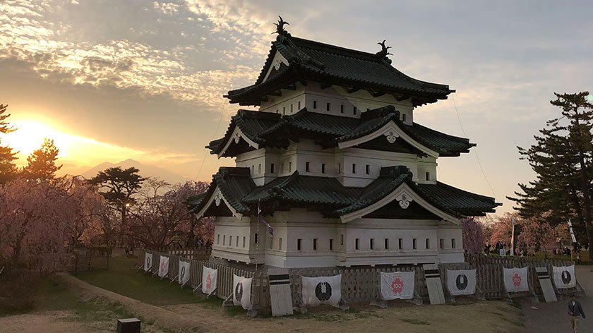Thousand of Hands: Japan’s Ancient Technique Brings Hirosaki Castle Back