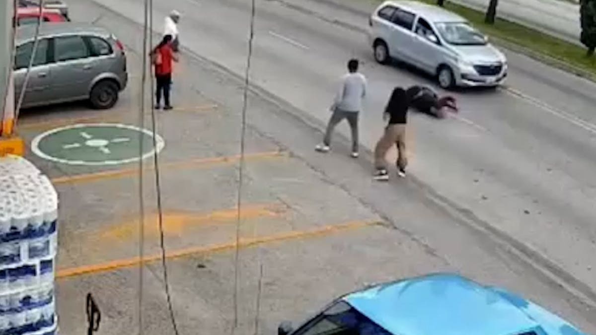 Heroic Grocery Store Manager Saves Toddler from Oncoming Van in Puebla